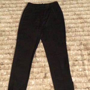Black cropped pants.
